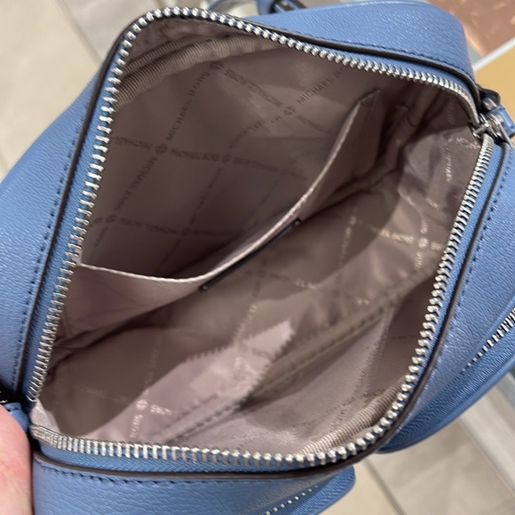 Michael Kors Jet Set Md Leather Crossbody Bag with Case for Apple Airpods Pro® - Picture 15 of 16